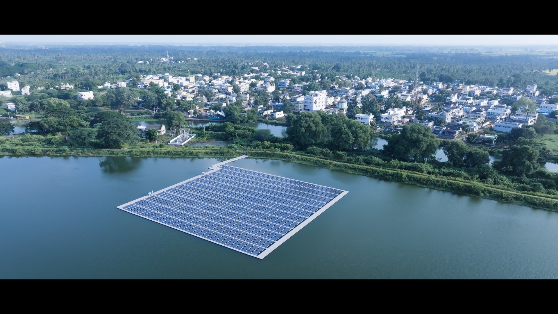 The 500 kWp floating solar power plant on the Sangam Jagarlamudi Reservoir near Guntur, Andhra Pradesh, designed and installed by Quant Solar, an India‑based engineering company contracted by the Guntur Municipal Corporation. (Photo: UNIDO)